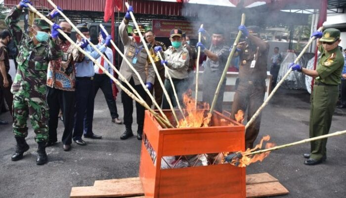 Kejari Agam Musnahkan Barang Bukti Narkoba dari 62 Perkara