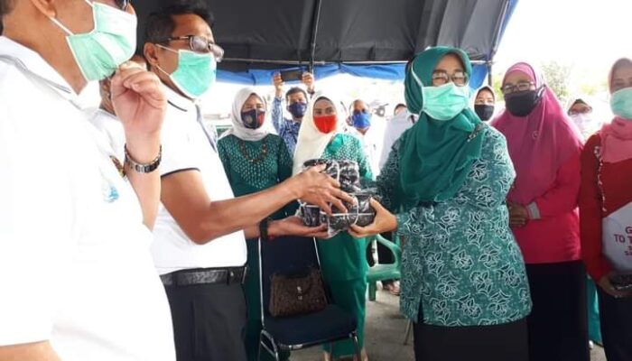 Pemprov bersama TP PKK dan DPP IKAPTK Sumbar Bagikan Ribuan Masker