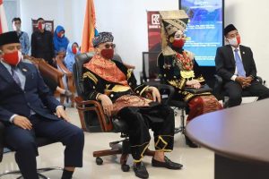 Hari Kemerdekaan Secara Virtual, Hendrajoni Pakai Baju Adat