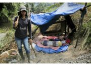 Batu Tak Sekeras Tekad Rita untuk Menghidupi Anak