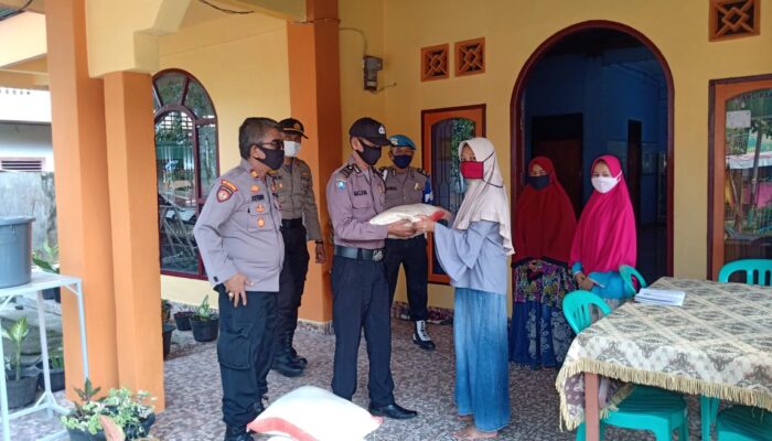 Polsek Nan Sabaris  Salurkan Bansos Polri