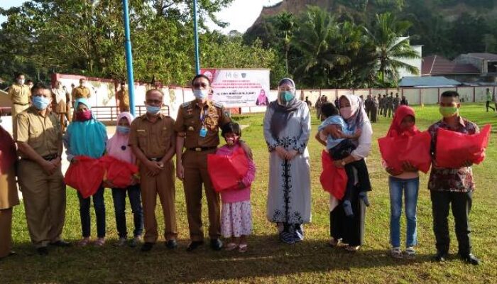Lisda Salurkan Bantuan 200 Paket Sembako dari KemenPPA RI