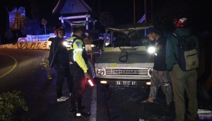 Minibus Hantam Pembatas Jalan di Padang Panjang