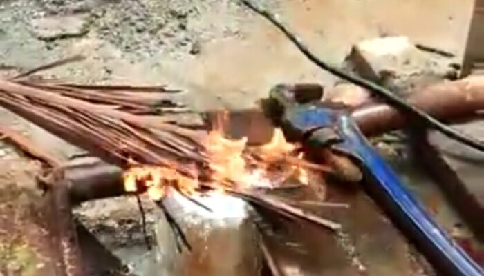 Sumur Bor Pamsimas di Pesisir Selatan Ini Menyemburkan Gas dan Api