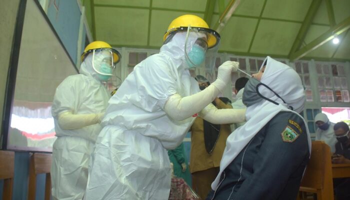 Kamis Belajar Tatap Muka, Guru SMP se-Padang Panjang Jalani Tes Swab