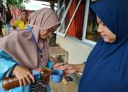 Aktif Cegah Corona, Mahasiswi Unri Ini Bagikan Jamu ke Warga Halaban