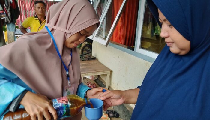 Aktif Cegah Corona, Mahasiswi Unri Ini Bagikan Jamu ke Warga Halaban