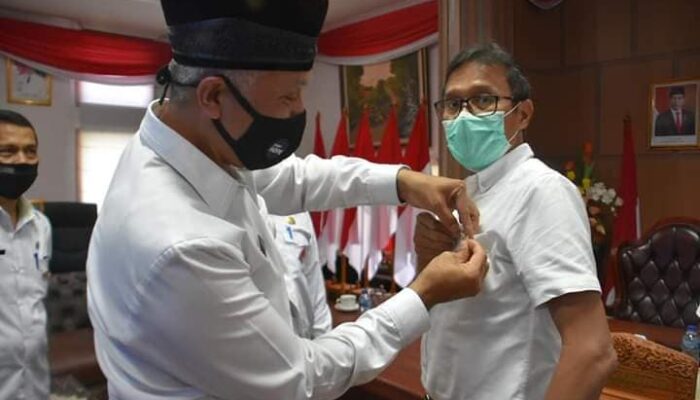 Jadi Tokoh Masyarakat Kota Padang, Gubernur Sumbar Dapat Pin Emas