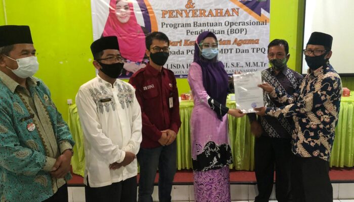 Lisda Hendrajoni Serahkan BOP untuk MDTA dan TPQ