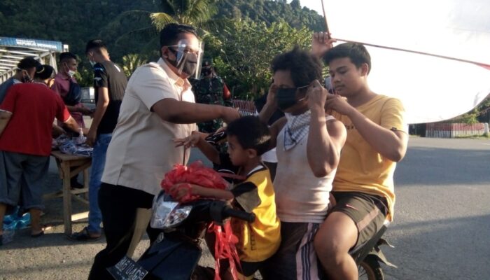 Pemuda Painan Timur Bagikan 300 Masker di Jalan