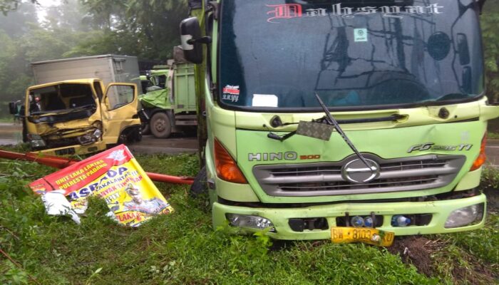Rem Blong, Truk di Sitinjau Ini Hantam 3 Mobil