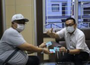 BRI Serahkan BRIZZI untuk Gugus Tugas Covid-19 Sumbar