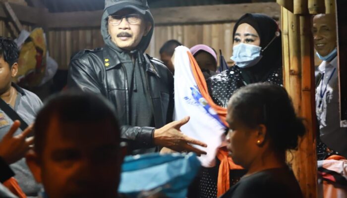 Bupati Pesisir Selatan Hendrajoni Berserta Istri Temui Masyarakat Terdampak Banjir