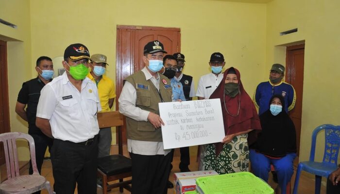 Nasrul Abit Antar Bantuan Tunai Pemprov untuk Korban Kebakaran di Pasar Maninjau