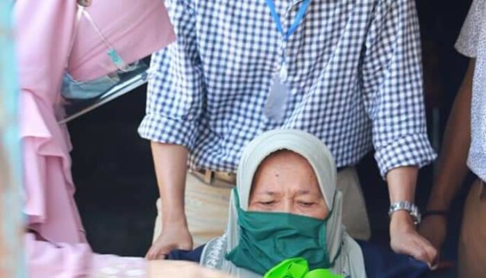 Bersama Istri, Bupati Hendrajoni Kunjungi Marjohan dan Dasmi di Koto XI Tarusan