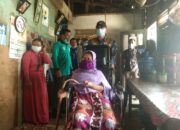 Lumpuh 12 Tahun, Nurhayati Dapat Kursi Roda Dari Bupati Hendrajoni