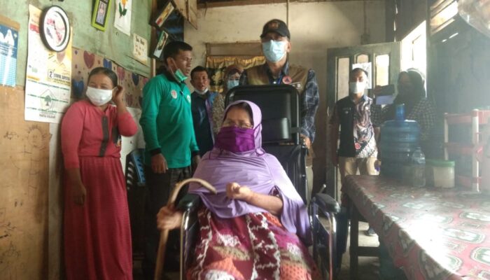 Lumpuh 12 Tahun, Nurhayati Dapat Kursi Roda Dari Bupati Hendrajoni