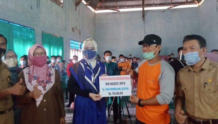 Lisda Hendrajoni Serahkan Bantuan Ratusan Juta untuk Penguatan Keserasian Sosial