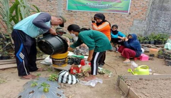UNES Padang Latih Keltan Mengolah Sampah Jadi Pupuk