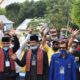 Pasangan Yutric Chan-Irman Yefri Adang didampingi ketua partai dan simpatisan datang ke KPUD Kota Solok, Minggu (6/9). Rivo Septi Andries