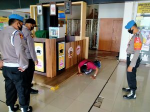 Tak Pakai Masker, Pengunjung BIM Ini Push Up di Depan Polisi