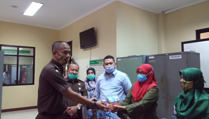 Kejari Padang Terima Pembayaran Denda Terpidana Kasus Korupsi
