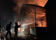 Si Jago Merah Lahap Sejumlah Rumah di Tarandam Padang