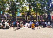 SALAT JUMAT DI DEPAN DPRD SUMBAR, Mahasiswa Berdoa UU Ciptaker Digantikan Perppu