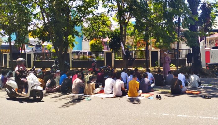 SALAT JUMAT DI DEPAN DPRD SUMBAR, Mahasiswa Berdoa UU Ciptaker Digantikan Perppu