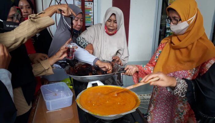 Warga Desa Punggung Lading Diajar Membuat Jamu