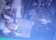 Ternyata Ini Ciri Pelaku Penyerangan Pedagang Kelontong di Simpang Perumnas Gunung Sari Dharmasraya yang Terekam CCTV