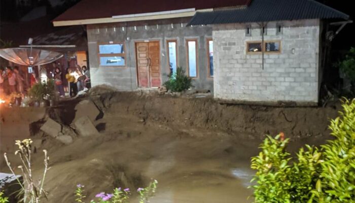 Solsel Dihantam Banjir, Puluhan Rumah Rusak