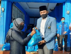 Perjuangan Noer Fajrieansyah dalam Gerakan Pemuda, Warga Padang Panjang Terima Bantuan Sembako