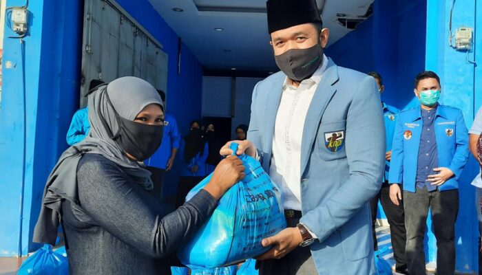 Perjuangan Noer Fajrieansyah dalam Gerakan Pemuda, Warga Padang Panjang Terima Bantuan Sembako
