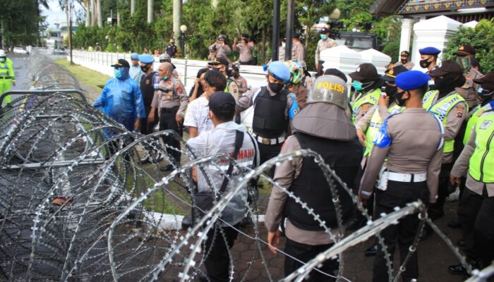 Kawat Berduri Masih Jadi Pagar DPRD Sumbar, Aksi Kamisan Berlanjut