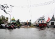 Sering Kecelakaan di Perlintasan Rel, PT KAI Divre II Sumbar: Wajib Dahulukan Perjalanan Kereta Api
