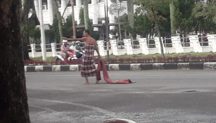 Orang Gila Tanpa Pakaian Bermunculan di Padang