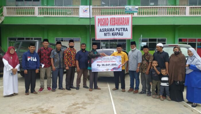 Pasca Terbakarnya MTI Kapau, Ikatan Pemuda Tarbiyah Islamiyah Salurkan Donasi Rp36 Juta