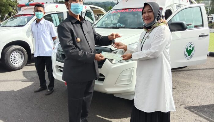 Bupati Pasaman Serahkan 6 Unit Mobil Ambulance