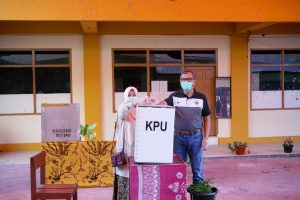 Wako Payakumbuh Didampingi Ibu dan Istri Mencoblos di TPS 3