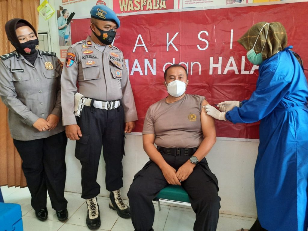 Personel Polres Dharmasraya Ikut Vaksinasi