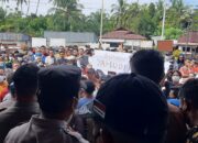 Ratusan Massa AMLB Desak Camat Lengayang Mundur