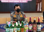Polda Sumbar Sita Dua Ribuan Botol Miras Tak Berizin di Padang