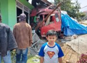 Diduga Hilang Kendali, Truk Los Bak Hantam Rumah Warga di Solok