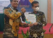 Kepsek SMK GENUS Bukittinggi Defi Endri  Terima Penghargaan Inovatif dan Kreatif