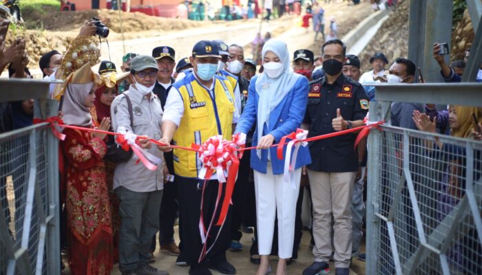 Buka Daerah Terisolir, Athari Gauthi Ardi Resmikan Jembatan Gantung Nagari Sirukam Kabupaten Solok