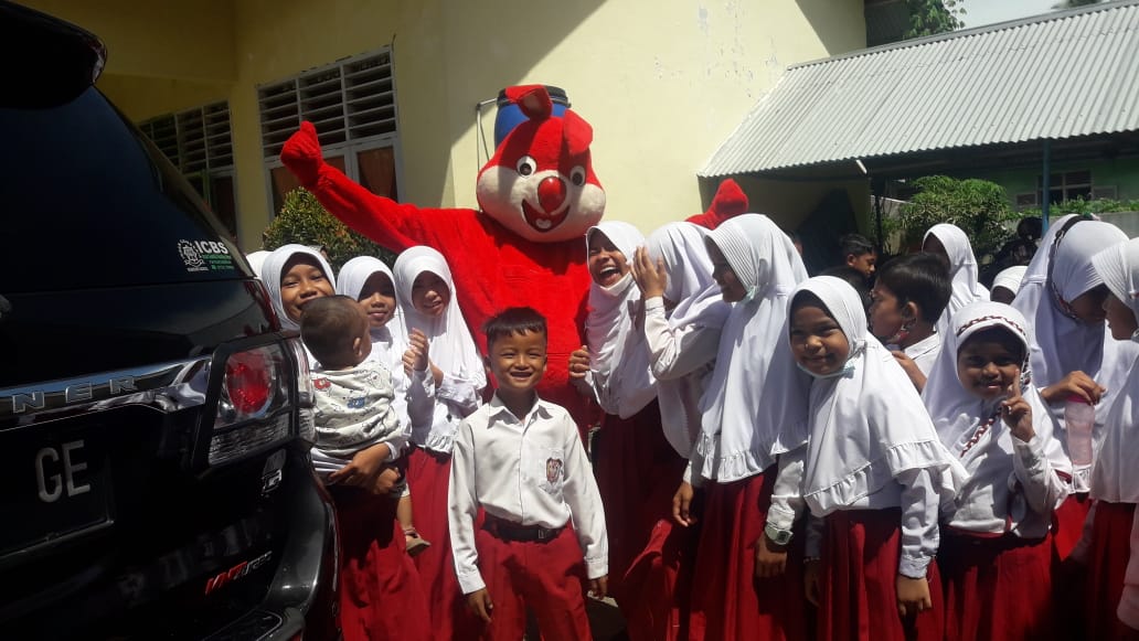 Satgas Covid-19 Ranah Pesisir Gelar Vaksinasi Bersama Badut Bunny di Sekolah