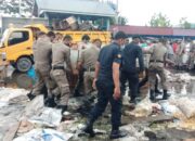 Lapak PKL di Pasar Lubuk Buaya Padang Dibongkar Paksa Satpol PP