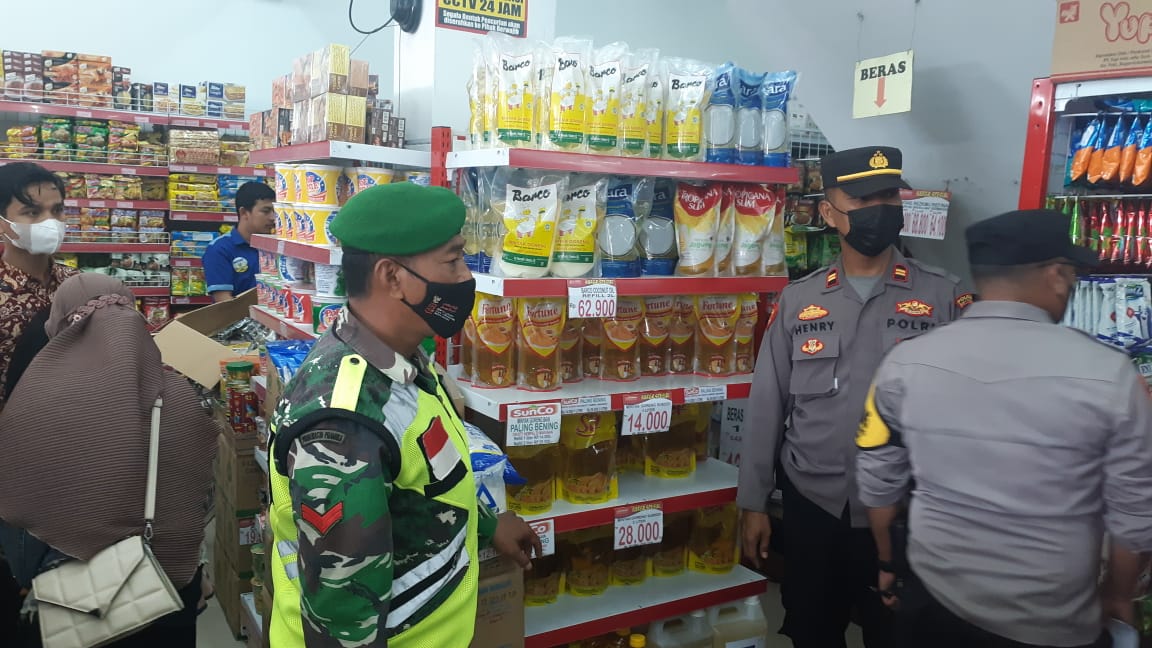 Kapolsek Tilatang Kamang Pantau Stok Minyak Goreng di Swalayan