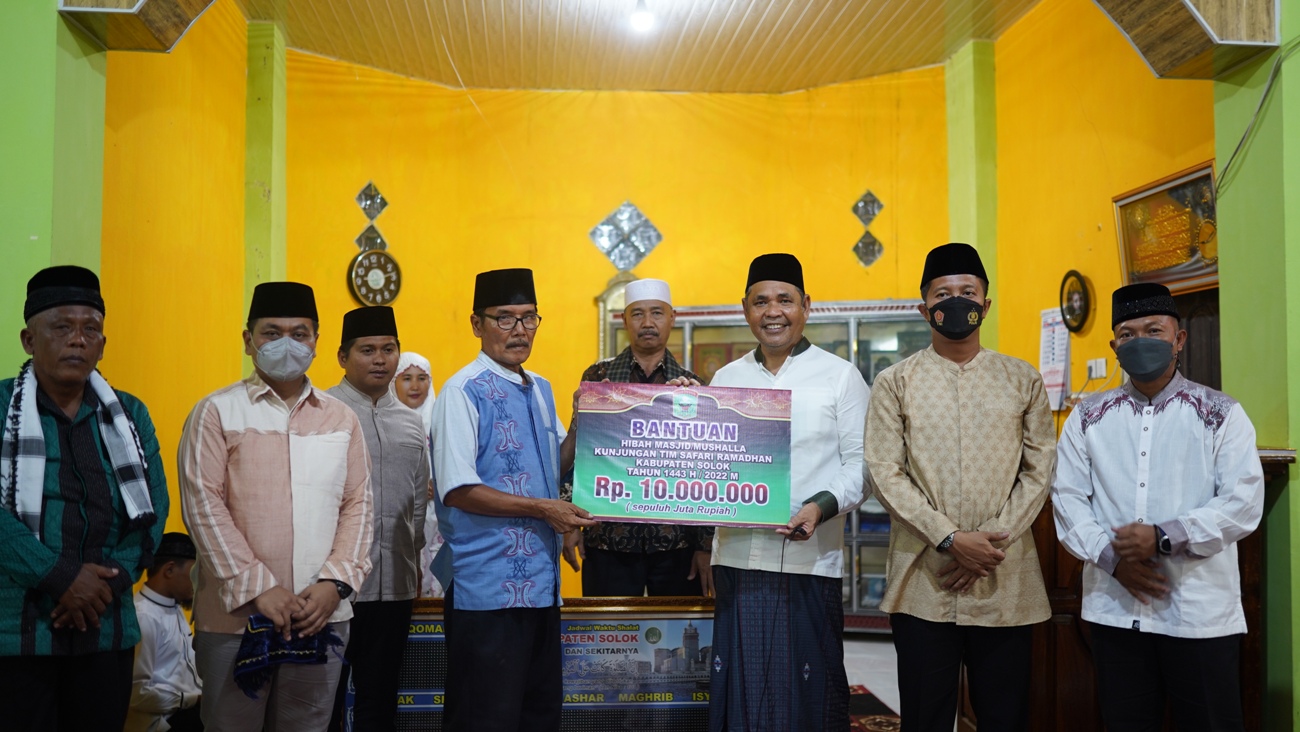 Salat Tarawih di Masjid Darussalam, Bupati Solok Serahkan Bantuan Rp10 Juta